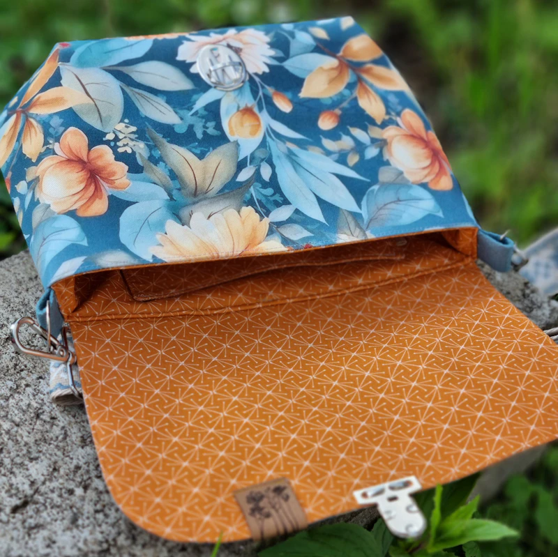 Umhängetasche mit Klappe, Gr. L, floral türkis