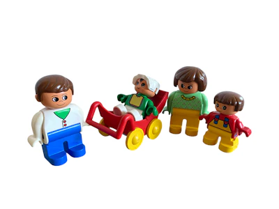 Familie mit Kinderwagen und Baby