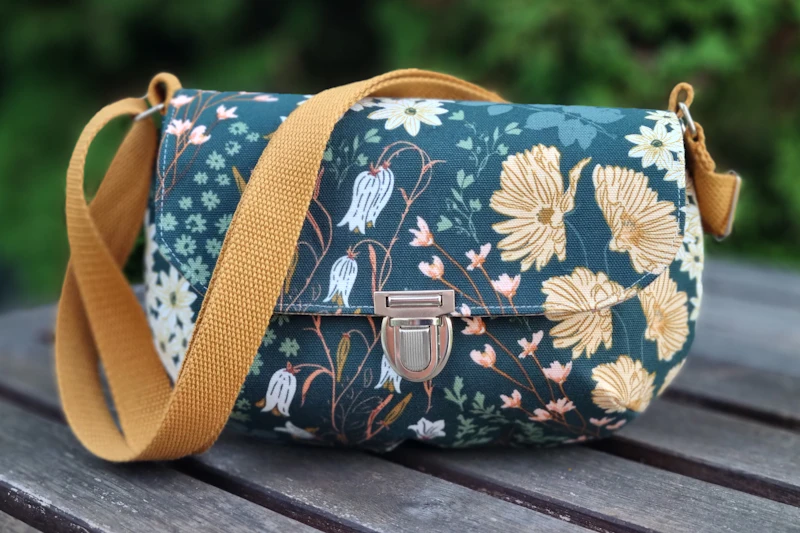 Umhängetasche mit Klappe, Gr. M, floral, grün/senf