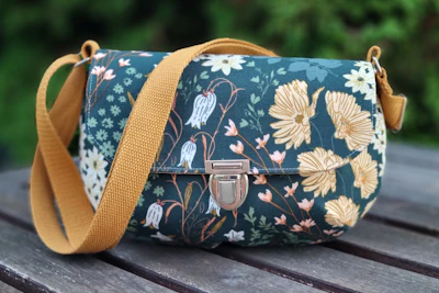 Umhängetasche mit Klappe, Gr. M, floral, grün/senf