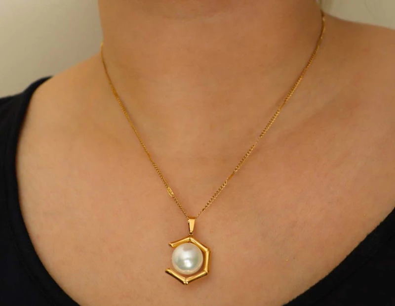 Cove Pearl Necklace & Earrings Set