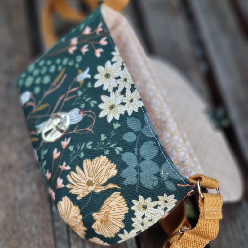 Umhängetasche mit Klappe, Gr. M, floral, grün/senf