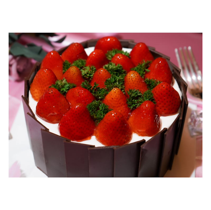 Strawberry with chocolate cake 6 inches (Cafe free)