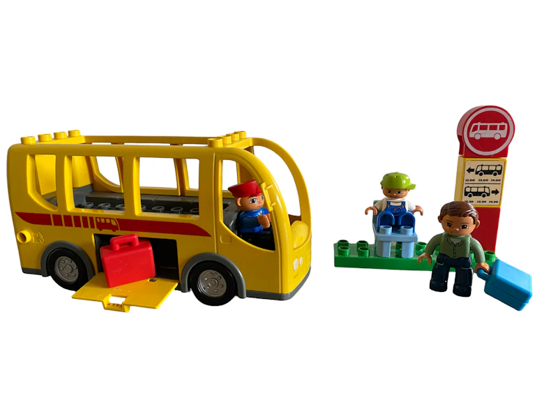 Bus mit Haltestelle