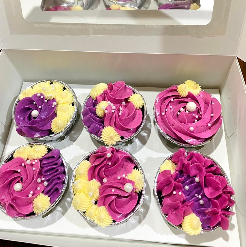 6 cupcakes ( Order it before 1 day for preparation by Che)