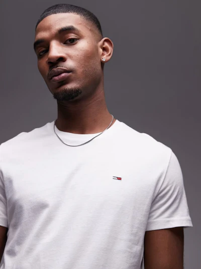 TOMMY JEANS - T-SHIRT CORE BLANC DRAPEAU BRODÉ
