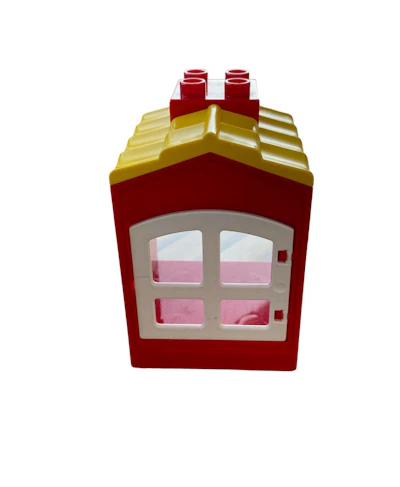 Fenster mit Dach und Schornstein
