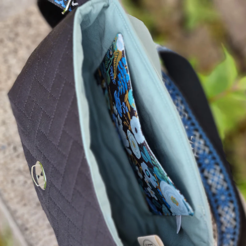 Umhängetasche mit Klappe, Gr. L, floral/schwarz