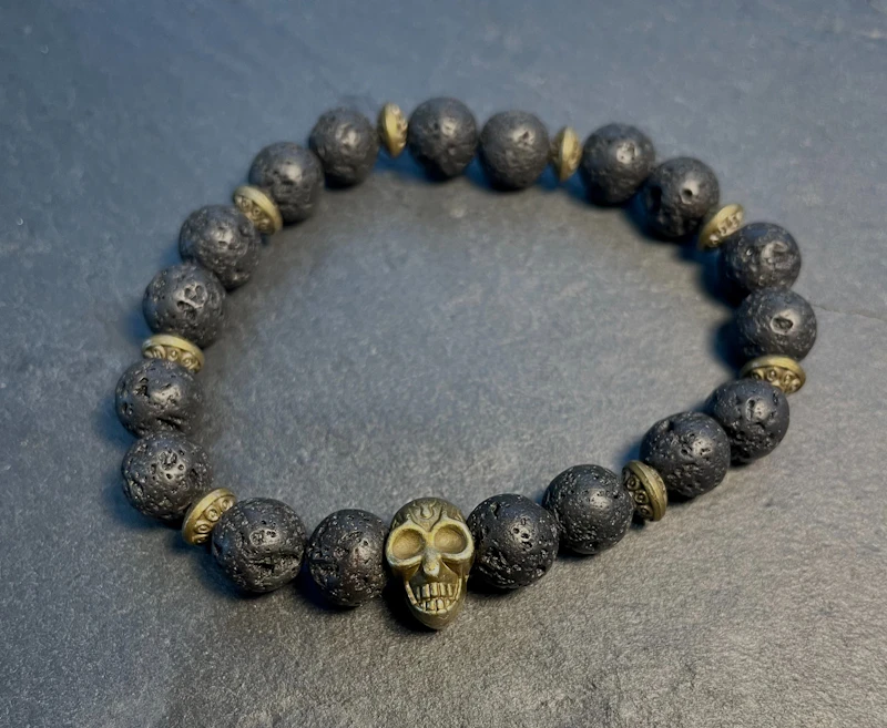 Golden Skull mit Lavasteinen und Gold