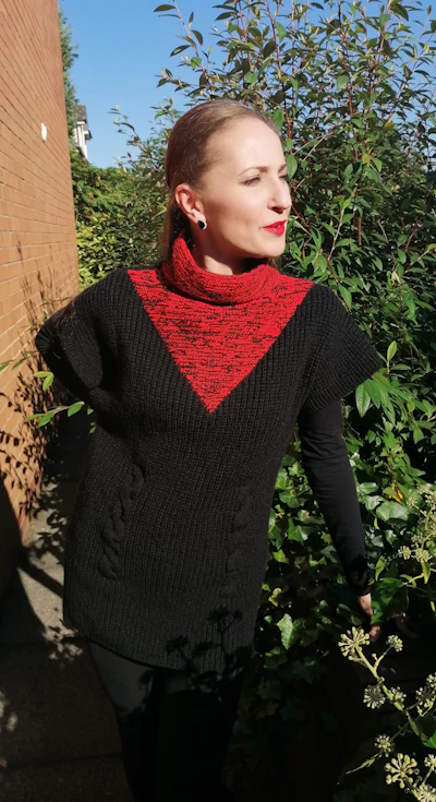 Vest for woman, hand knitted with elastic pattern, in black/red