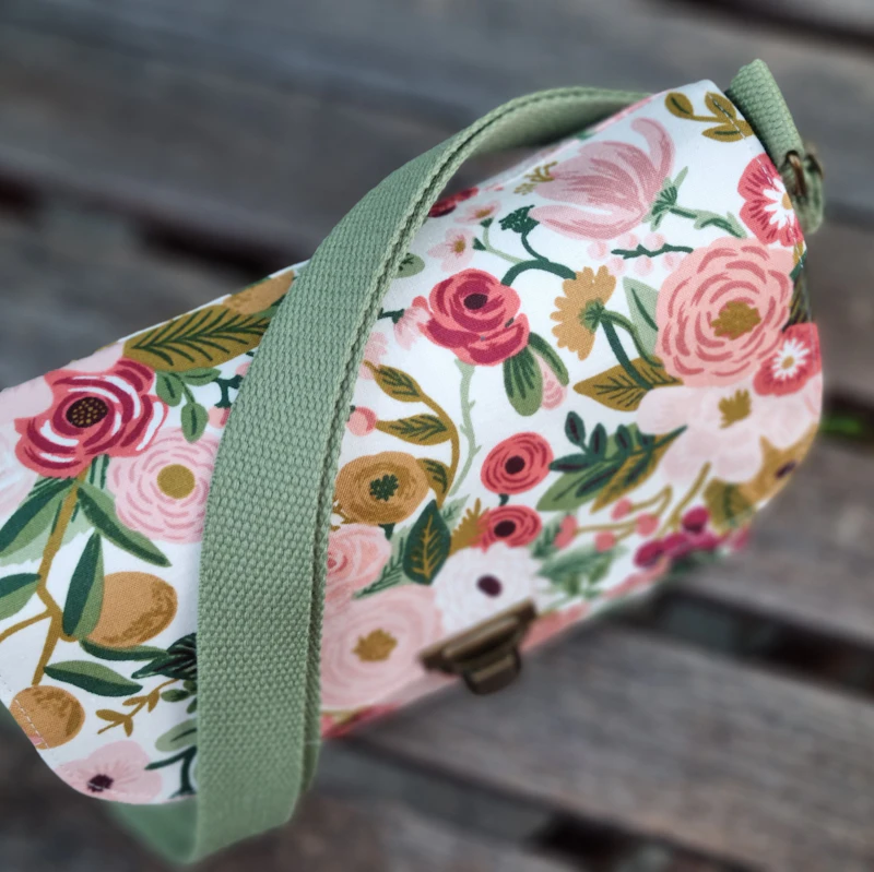 Umhängetasche mit Klappe, Gr. M, floral, rosa/grün