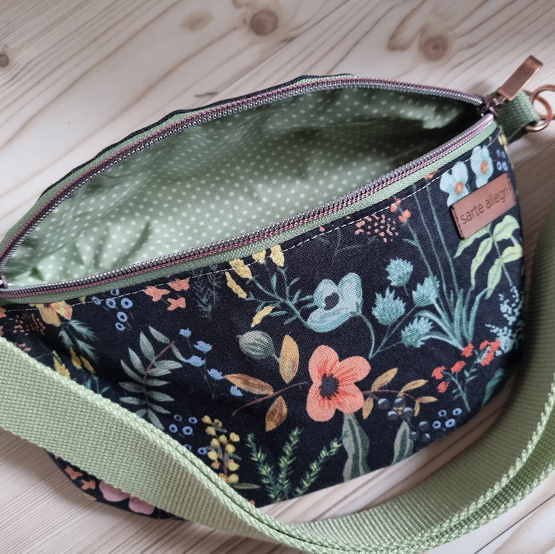 Crossbodybag, Bauchtasche, Canvas/Steppstoff, Größe M, schwarz/floral