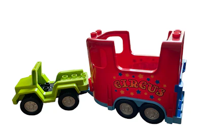Jeep mit Zirkusanhänger