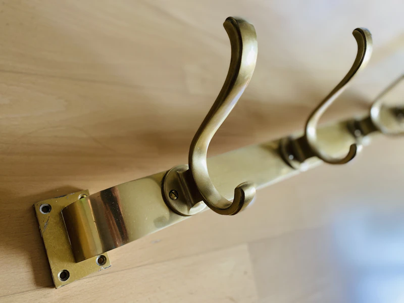 True vintage goldene Wandgarderobe mit vier Haken
