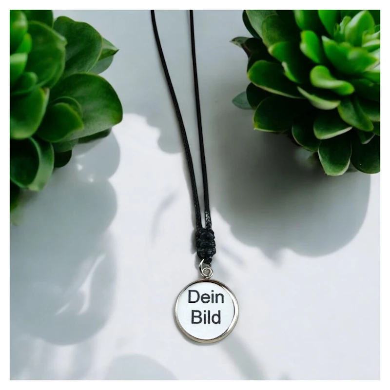 Personalisierter Anhänger mit Kordel