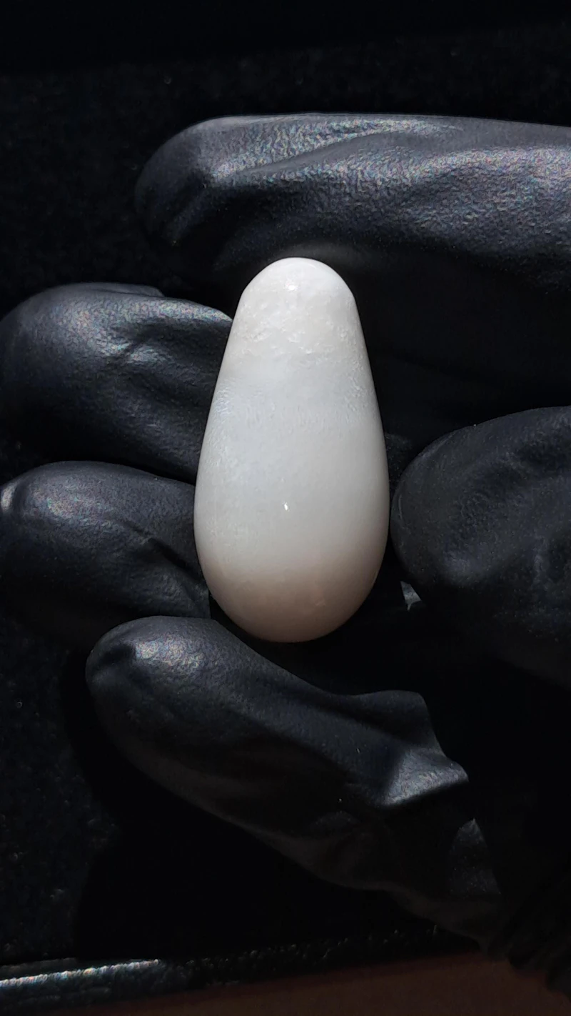 Massive 42.80 carat Natural tridacna clam pearl 