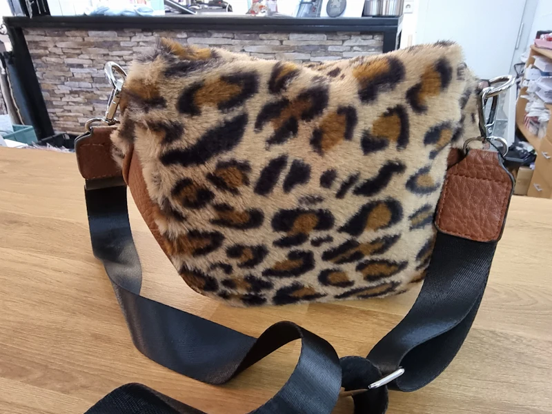 Bauchtasche aus Tieger Plüsch