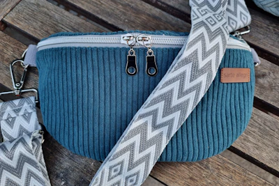 Crossbodybag aus Cord, petrol/grau/silber
