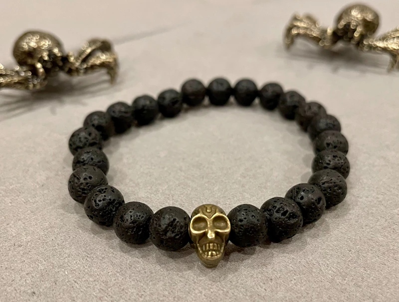 Golden Skull mit Lavasteinen