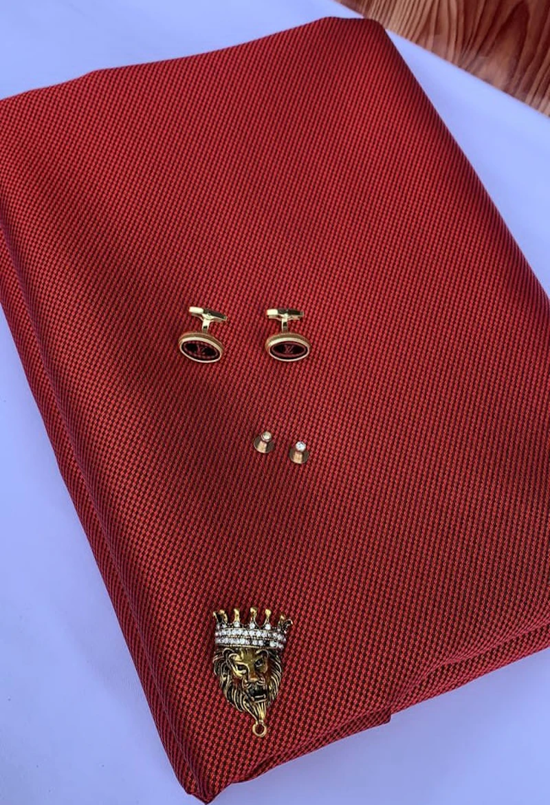 Reddish wine designer Senator