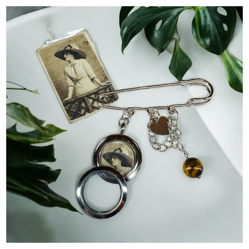 Memory-Anstecknadel "Tigerauge"