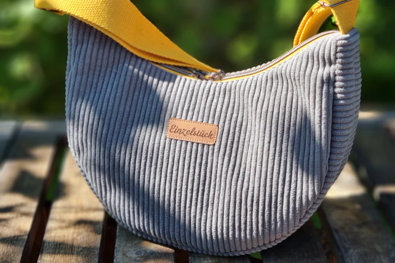 Bananentasche Cord, Größe S, grau