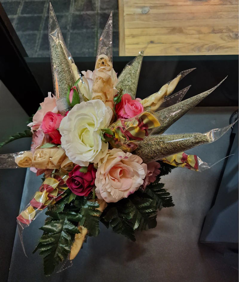 Blumenstrauß mit Gewürzen und Nudeln