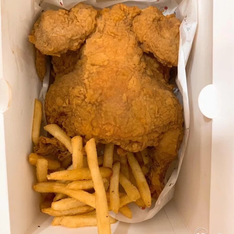 Fried Whole Chicken with fried chips (祐漢康泰叫了隻炸雞)