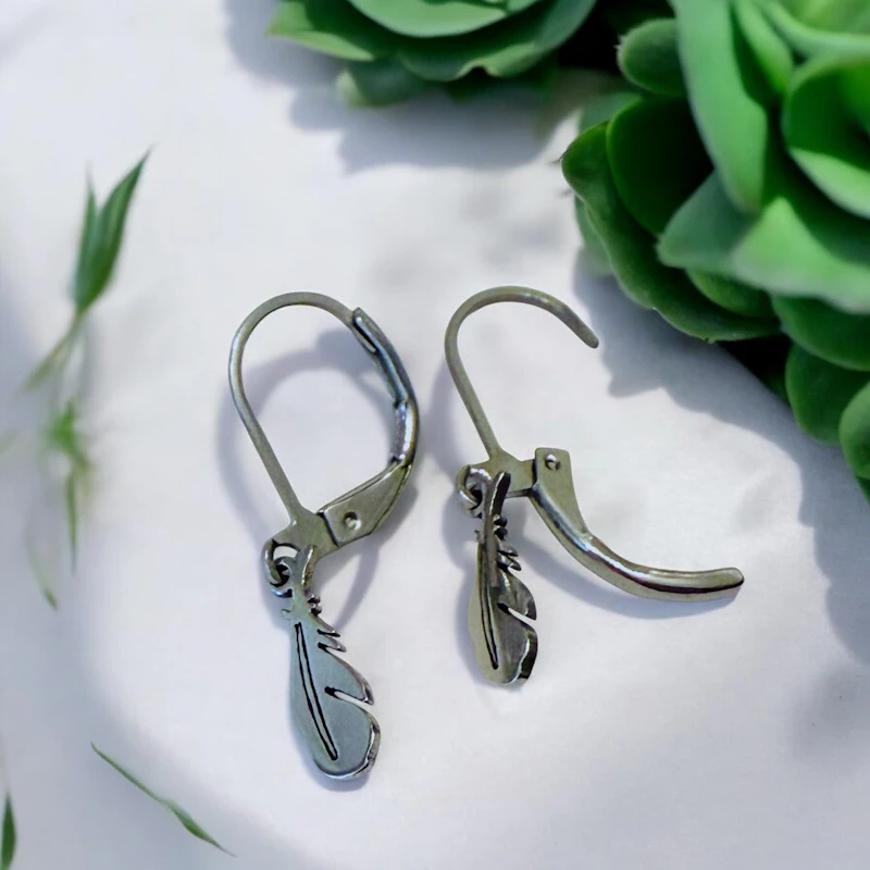 Edelstahl Ohrringe „Feather Light“ – Kleine Federohrringe | Allergiefrei & farbecht 