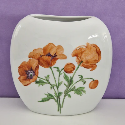 Porzellanvase mit Mohnblumen