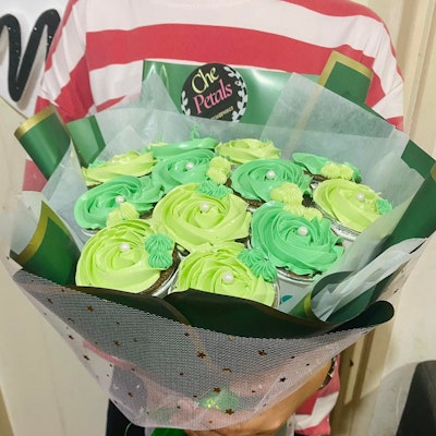 Cupcakes Bouquet ( Order it before 1 day for preparation by Che)