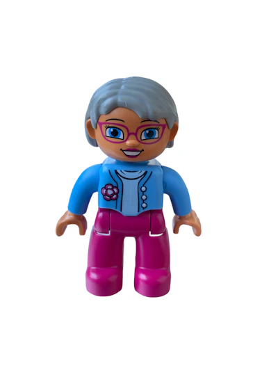 Oma mit pinker Brille