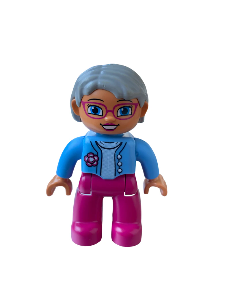 Oma mit pinker Brille