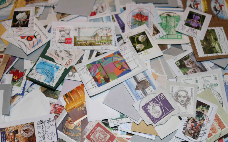Robbert´s Briefmarken Kiloware 850 g Briefmarken auf Papier, wie v. der Mission gespendet