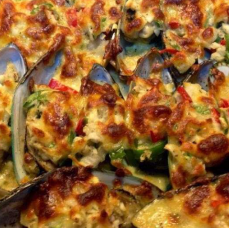 Baked Cheesy Garlic Mussels ( Lam Kei )