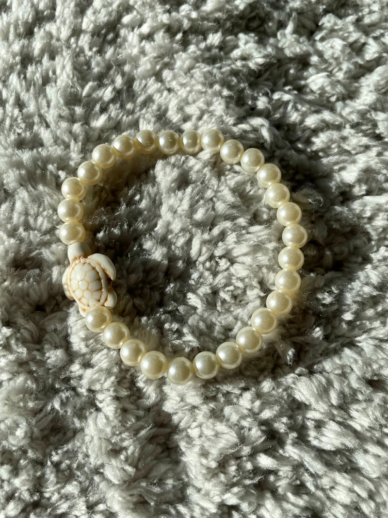 White Turtle Armband