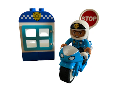 Polizeimotorrad mit Stopschild