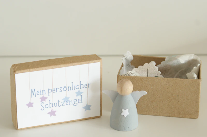 Kleiner Schutzengel aus Holz inklusive Geschenkbox 