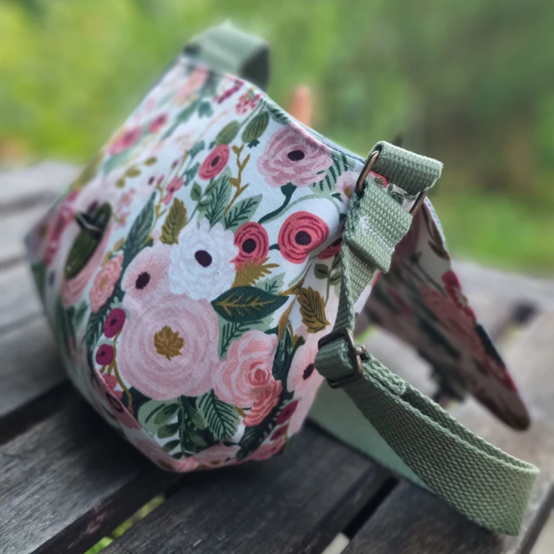 Umhängetasche mit Klappe, Gr. M, floral, rosa/grün