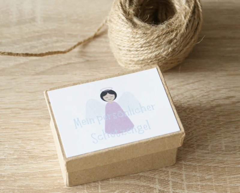 Mittlerer Schutzengel aus Holz inklusive Geschenkbox 