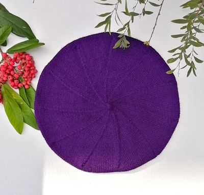 Womens classic beret, hand knitted from 100% acrylic 