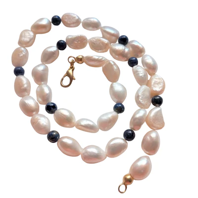 UNIKAT / Perlenkette mit Lapislazuli