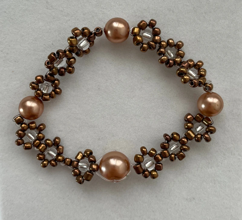 Metallic-braun und Rose mit Perlen und Blumen