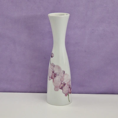 Porzellanvase mit Orchidee