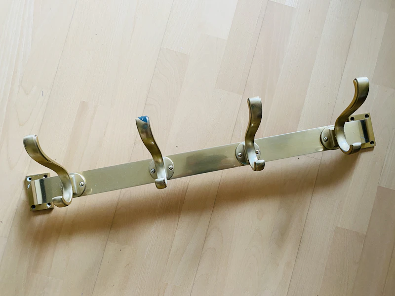 True vintage goldene Wandgarderobe mit vier Haken