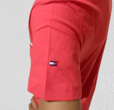 TOMMY HILFIGER - T-SHIRT ROUGE AVEC LOGO IMRIMÉ BANDE TRICOLORE