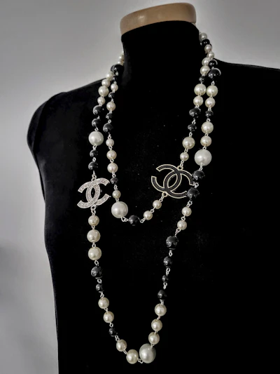 Long black and white CC pearls necklace 