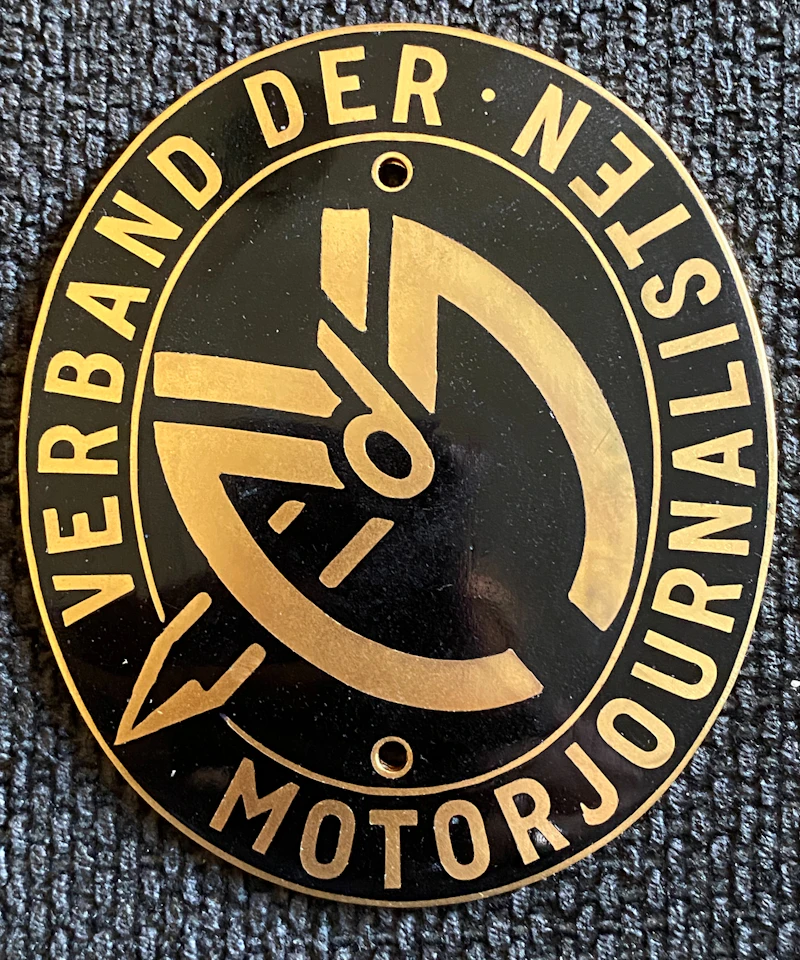 Vintage Verband der Motorjounalisten Autoplakette, 1970er, Schwarz-Gold
