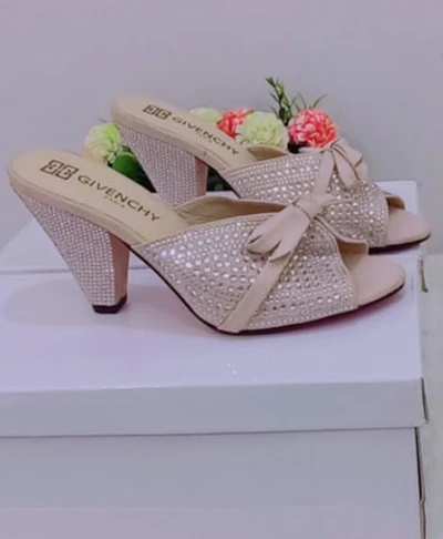 Givenchy designers schoe cream colour - Size: 37-43